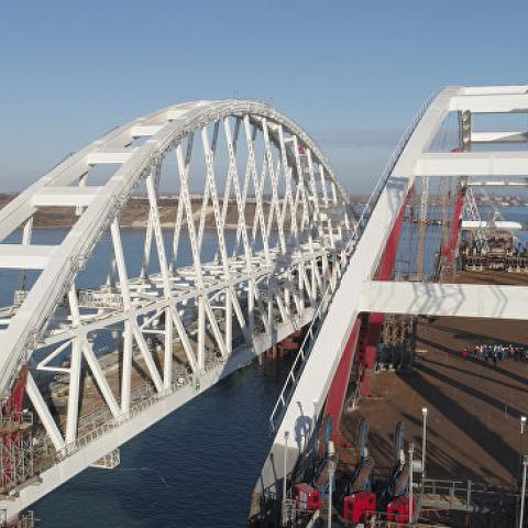Власти заявили, что мост в Крым построят несмотря на "вопли"  