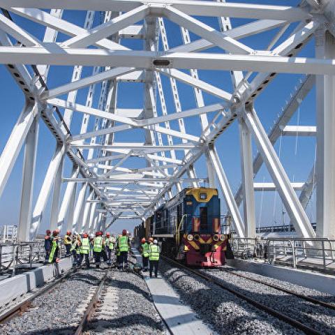 Строители Крымского моста уложили все рельсы на железнодорожной части  